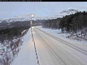 Fine vinterforhold på E8 med retning mot Finland i Skibotn i Troms. <i>Foto:  Statens vegvesen webkamera</i>