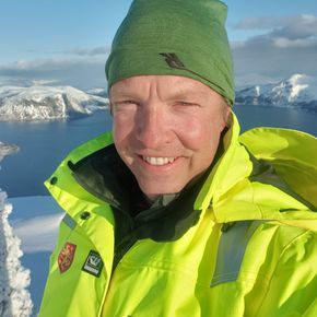 – På Arnøya har det gått to-tre eller fire skred på veien i løpet av en normal vinter, sier ingeniørgeolog Andreas Persson i Troms fylke. <i>Foto:  Andreas Persson</i>