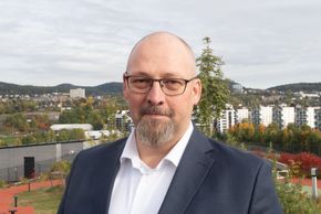 Georg Svendsen, leder for infrastruktur i Telia Norge, er naturligvis stolt over å være best i kåringen. <i>Foto:  Håvard Fossen</i>