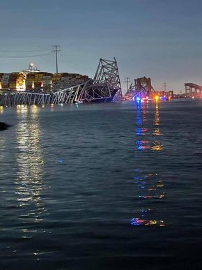 Nødetatene på stedet etter at brua Francis Scott Key Bridge kollapset i Baltimore. <i>Foto:  Harford County Md Fire & EMS PIO Media Page</i>