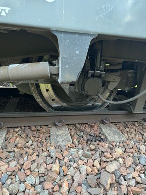 Lokomotivet er slept til nærmeste stasjon og fjernet, men det står 600 meter med vogner fortsatt på skinnene. <i>Foto:  Bane NOR / handout</i>