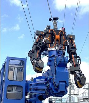 Roboten er både stor og ruvende, og ser ut som et muskuløst menneske. <i>Foto:  West Japan Railway</i>