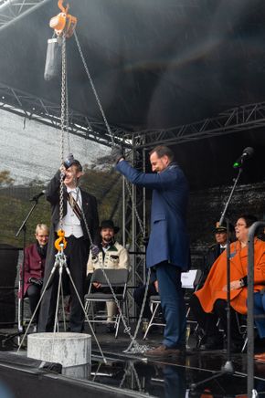 Grunnsteinen ble lagt ned av kronprins Haakon etter at den var grundig dynket i øl. Sammen med ham står daværende leder for Samfundet, Fredrik Aakre. <i>Foto:  f.g.samfundet.no</i>