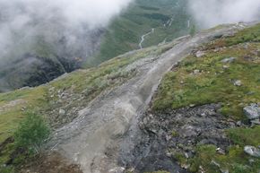 Et langt og omstendelig arbeid i fjellsiden. <i>Foto:  Kristian Bjørdal/Møre og Romsdal fylkeskommune</i>