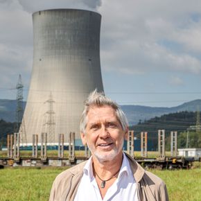 Jonny Hesthammer er daglig leder i Norsk Kjernekraft – her fotografert foran Gøsgen kjernekraftverk i Sveits. <i>Foto:  Tormod Haugstad</i>