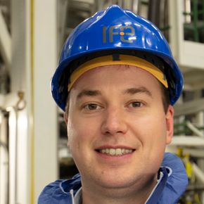 Håvard Kristiansen er daglig leder i Halden Kjernekraft – her fotografert inne i atomreaktoren i Halden før den ble nedlagt. <i>Foto:  Tormod Haugstad</i>