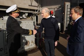 Statsminister Jonas Gahr Støre besøker hangarskipet USS «Harry S. Truman» som ligger ankret i Bunnefjorden lørdag. Til venstre: Kaptein Dave Snowden og til høyre Eric Meyer fra den amerikanske ambassaden. <i>Foto:  Amanda Pedersen Giske/NTB</i>