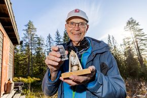 Per Hopsø viser frem den første «prototypen» til kraftstasjonen. Et tårn med solceller på alle fire sider. <i>Foto:  Arash A. Nejad</i>