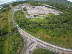 Dagens kryss: Fotgjengere til og fra hotell og næringsområdet på østsiden av E10 må balansere på veiskulderen når biler og tungtransport passerer. <i>Foto:  Statens vegvesen</i>