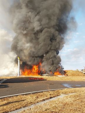 Det var full fyr i passasjerflyet etter at det krasjet på Muan internasjonale lufthavn. <i>Foto:  Brannvesenet i Muan / AP / NTB</i>