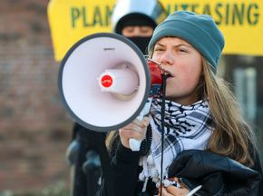 Miljøprofilen Greta Thunberg var blant demonstrantene utenfor Scandic Park. <i>Foto:  Trond Reidar Teigen</i>