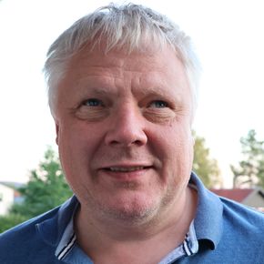 Morten Tollefsen har jobbet med universell utforming siden 1980-tallet. Nå jobber han med produktutvikling og designsystem i Nav. Han er blind og bruker skjermleser. <span>Foto: Privat</span> <i>Foto:  Privat</i>