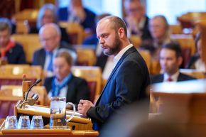 Rødt-politiker Mímir Kristjánsson er lite fornøyd med planene om å bygge ut datasentre. <i>Foto: Cornelius Poppe/NTB</i>