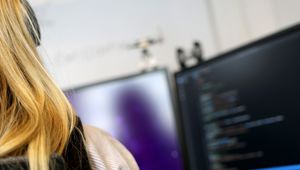 Eva (28) jobber med cyberoperasjoner i Etterretningstjenesten: – Jeg koder Norge tryggere