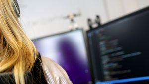 Eva (28) jobber med cyberoperasjoner i Etterretningstjenesten: – Jeg koder Norge tryggere