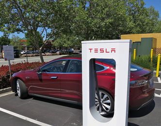 Teslas Supercharger-stasjoner er godt utbygd, og Tesla Model S-eiere nyter godt av rask og «gratis» strøm. Foto: Flickr/Steve Jurvetson
