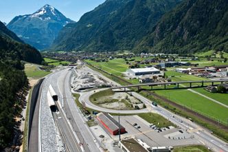 Toget kan holde hastigheter opp til 240 kilometer i timen inne i tunnelen. Innløpet sees til venstre. Foto: Alptransit Gotthard Ltd