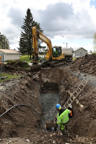 – Vi kjenner folk, og det er lett å bli kjent med folk, sier Hansen.Avløpsopprustning: Aurskog-Høland kommune jobber med å skifte ut kritiske avløpsledninger i områder som dette på Løken, der man har slitt med mye vann i kjellerne.