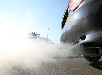 Biler med forbrenningsmotor er typisk lettere enn tislvarende elbiler. Hypotesen er at høyere vekt gir oppvirvling av veistøv som tilsvarer partikkelutslippet fra eksospotter og bremser. Foto: Colourbox
