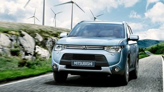 Mitsubishis Outlander PHEV har elektrisk firehjulsdrift, og er en populær ladehybrid.
