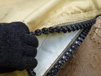 Sekken er 1,3 millimeter tykk og består av flere ulike materialer. Den har også en solid glidelås som holder seg lukket selv under svært høy belastning.