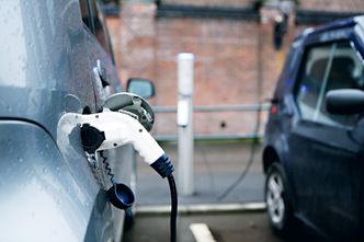 Elbiler og ladbare hybrider skal kunne lades ved alle Avinors lufthavner. Foto: Eirik Helland Urke