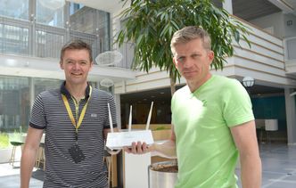 Dersom brukere opplever tregt eller ustabilt wifi-nettverk, så vet vi alltid grunnen og kva som kan gjøres for å fikse det, hevder Domos Labs. Her de to gründerne, fra v. Olav Nedrelid og Bent Erik Skaug. Foto: Asbjørn Voie/UX Lab