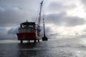 Universal Fundation har patentert en installasjonsteknikk som sørger for at fundamentet senkes ned mot havbunnen helt vertikalt.