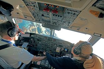 Utflyging fra rullebane 22 på Brønnøysund lufthavn i en Widerøe DHC-8-100. Foto: Per Erlien Dalløkken