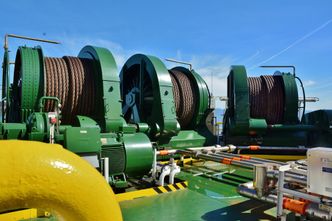 Safe Boreas er den første boligriggen som både kan bruke dynamisk posisjonering og anker for å holde posisjonen, når den ligger inntil en plattform. Her er tre av 12 ankerfester.