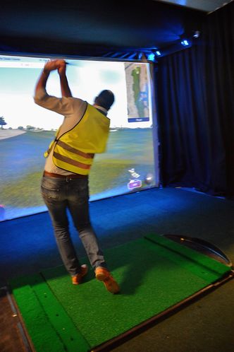 Fire nybyggRiggen har egen kinosal, som i tillegg brukes til golfsimulator.