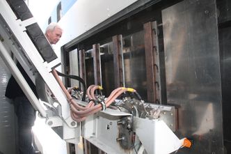 Biodiesel og batteriTeknisk inspektør i Norled, Geir Haaland, sjekker pantografladingen til Ampere. Det kan han slippe om Norled velger Wärtsiläs induktivladingskonsept i framtida.