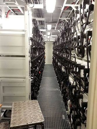 Første av fireBatteripakken på 2,7 MWh om bord i Prinsesse Benedikte etter installasjon. Nå må den og alt elektrisk byttes ut etter oversvømmelsen ved verftet i Polen i mars.