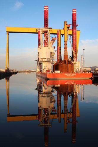 Som en bøtte opp-nedFred.Olsen Windcarriers installasjonsskip Brave Tern installerte i fjor to