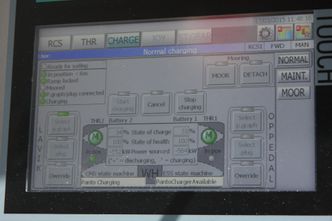 Dette displayet finner du ikke på andre ferjer. Kapteinen kan følge med på lading, velge plugge eller pantograf, se at moringen er på plass samt annen viktig informasjon.