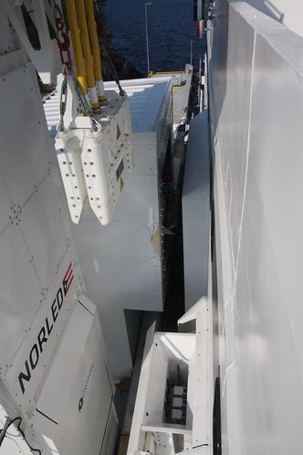 Pluggen på vei ned i &quot;bøtta&quot;. Det skal gå på 30 sekunder fra skipet legger til kai og lading er i gang. Foto: Tore Stensvold