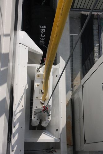 Gå seg tilLadepluggen på vei ned i kontakten på Ampere.