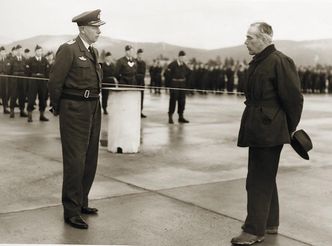 Lærum overleverer den nye flyplassen i Bardufoss til general Finn Lambrechts.
