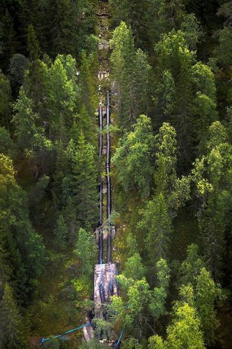 Gamle produksjonslokaler I 45 graders helling ble 200 tonn stål og store betongkonstruksjoner fra den gamle kraftstasjonen på Hauleki fjernet fra fjellsiden ved hjelp av helikopter og fjernstyrte rivemaskiner.