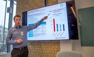 Øivind Birkenes i Texas Instruments i Norge har ledet utviklingen av de nye brikkene som de håper vil ta et voldsomt jafs av verdensmarkedet for IoT-kretser