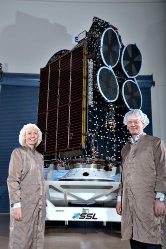 Ekstreme forholdStort: Oddveig Tretterud og Morten Tengs foran gigant­satellitten som snart befinner seg 36 000 km over ekvator.