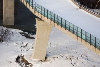 Vegvesenet vil legge en «pute» av lecakuler under vestre løp av Skjeggestadbrua for å redusere vibrasjoner i grunnen som følge av fallet. Slik håper de å unngå at også østre løp kollapser.