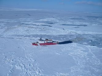 Skip i Arktis. Foto: US Geological Survey/Alaska Public Media