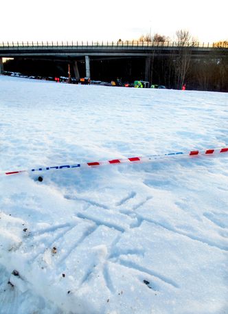 Noen lager engler - brudirektører lager stålkjernepeler i snøen.  Tegningen til Børre Stensvold på jordet foran Skjeggestadbrua viser hvordan skredkreftene kom inn fra siden og traff de slanke pelene som fundamenterte brua til fjell. Foto: Per-Ivar Nikolaisen