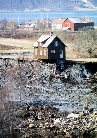 SkredbygdaRissaraset gjorde stor skade på infrastruktur og tok livet av ett menneske. Det var en mindre flytting av masser som startet utglidningen, som igjen utløste det enorme hovedskredet. Foto: NTB Scanpix