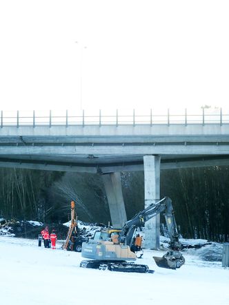 TidspressetVegvesenet kunne ikke gjøre grunnboringer under Skjeggestadbrua på grunn av sikkerheten. Både i undersøkelsene og rivingen var det droner og fjernstyrte anleggsmaskiner som opererte inne i rasområdet. Foto: Per-Ivar Nikolaisen