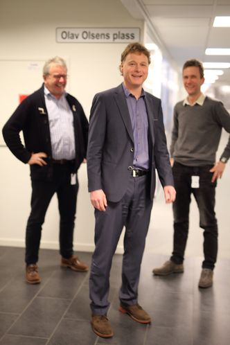 Må bygge i havetOlav Olsen har fått en egen plass i Stavanger. Den er gjenskapt i Dr. Techn. Olav Olsens lokaler på Lysaker. Fra venstre: Sønnen Tor Olav Olsen, Olav Weider og Erik Bråtveit Holm.