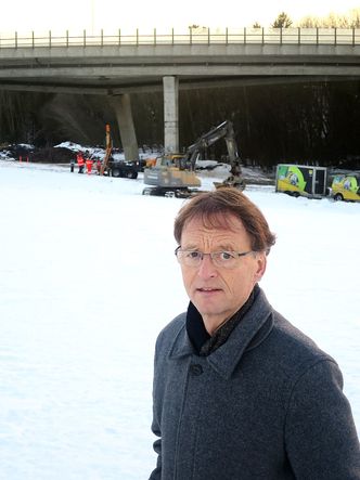 Brudirektør Børre Stensvold er bekymret for at østre løp kan bli skadet dersom vestre løp på Skjeggestadbrua kollapser helt.