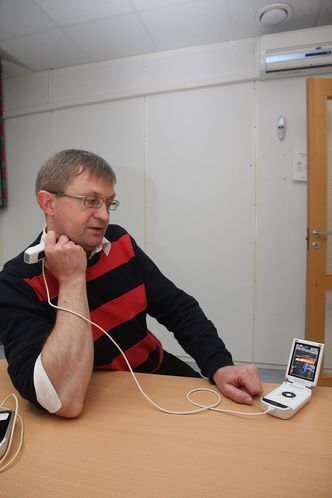 PrisbelønningIntuitivt: Trond Kleveland viser scanning av blodåre i halsen. Bruken er enkel og intuitiv. Selv en legperson kan se at det er en blodåre på skjermen.