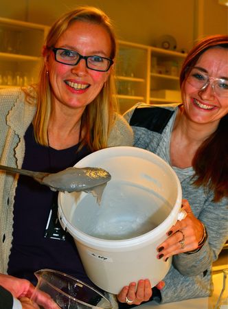 Internasjonal kompetanseNanocellulose gjør vann tyktflytende. Prøven på bildet består av 99 prosent vann. Seniorforsker ved PFI og prosjektleder for GreenEOR, Kristin Syverud (t.v.) og forsker ved PFI, Ellinor Heggset. Foto: Ingvil Snøfugl